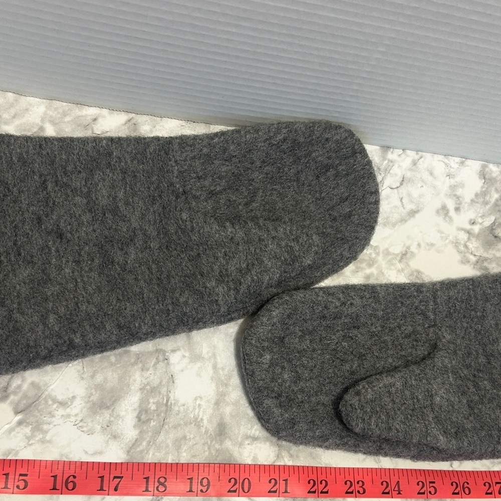 Vintage Handmade Wool Mittens Gray with Cream Polar Bear Appliqué - Picture 4 of 4